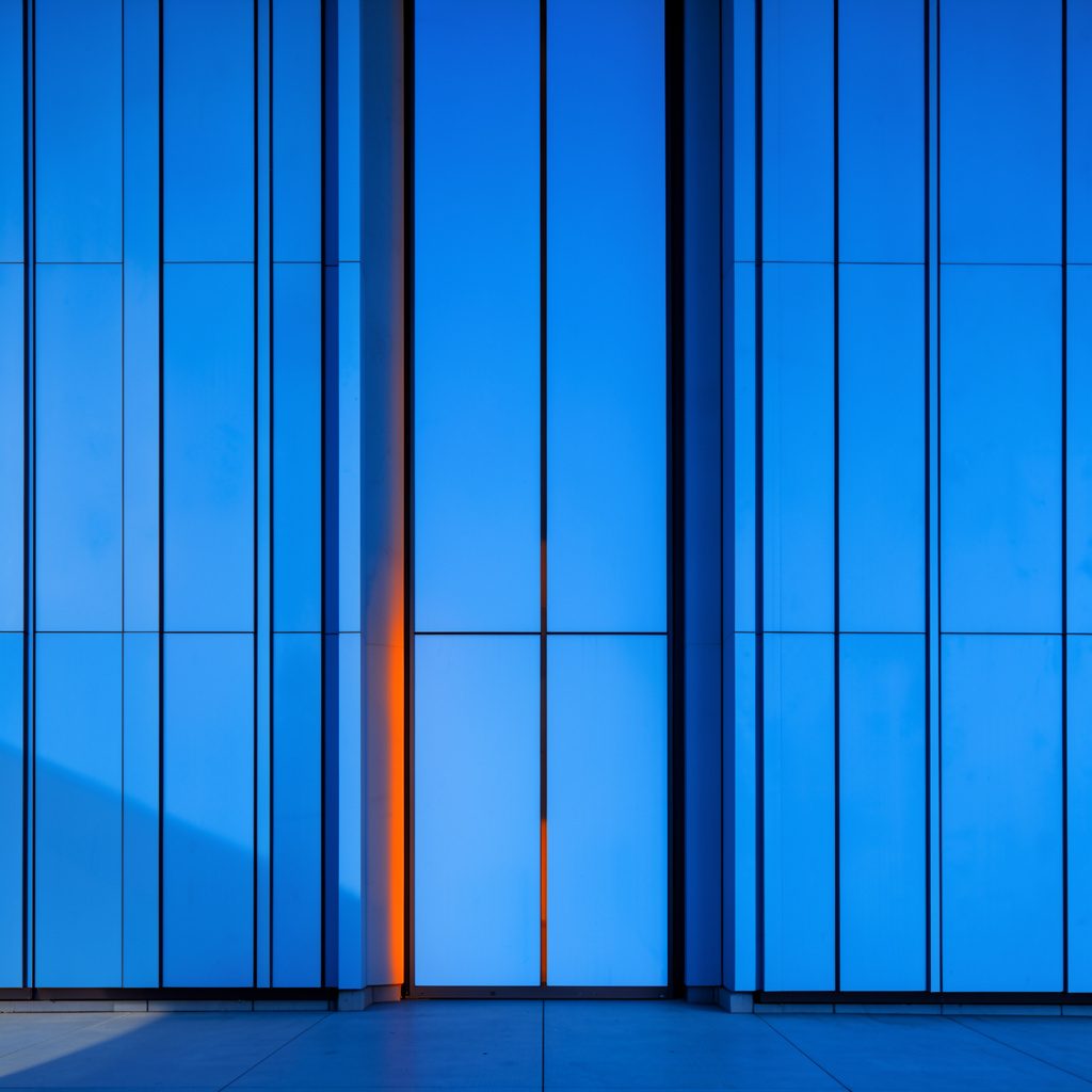 Logotipo circular abstracto en azul profundo sobre fondo claro